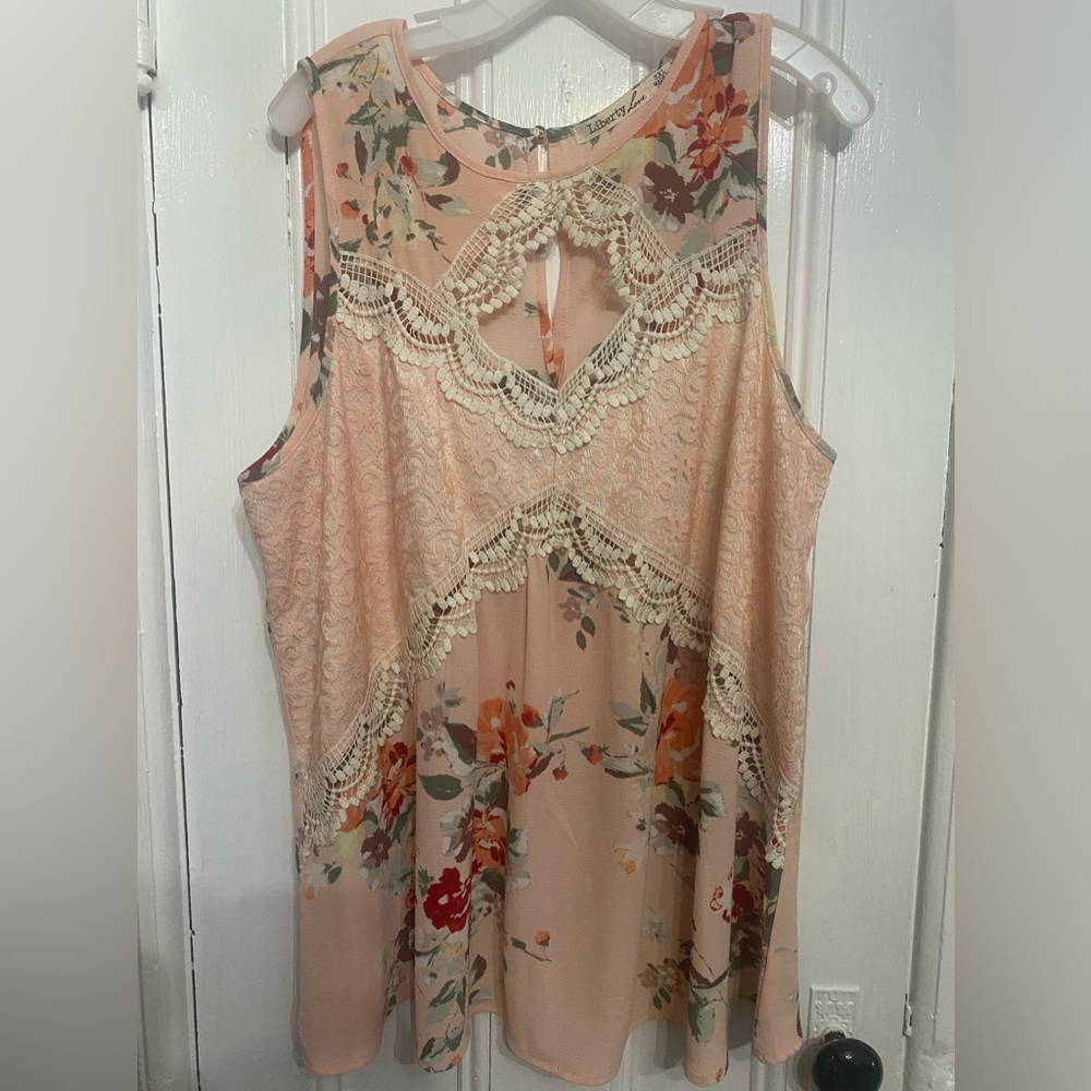 Beautiful blouse with lace and cutout 3xl